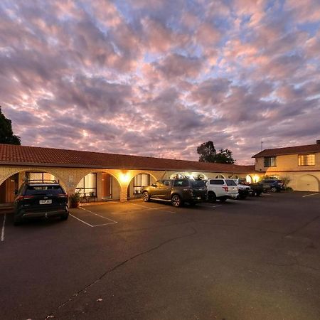 دوبو Forest Lodge Motor Inn & Restaurant المظهر الخارجي الصورة